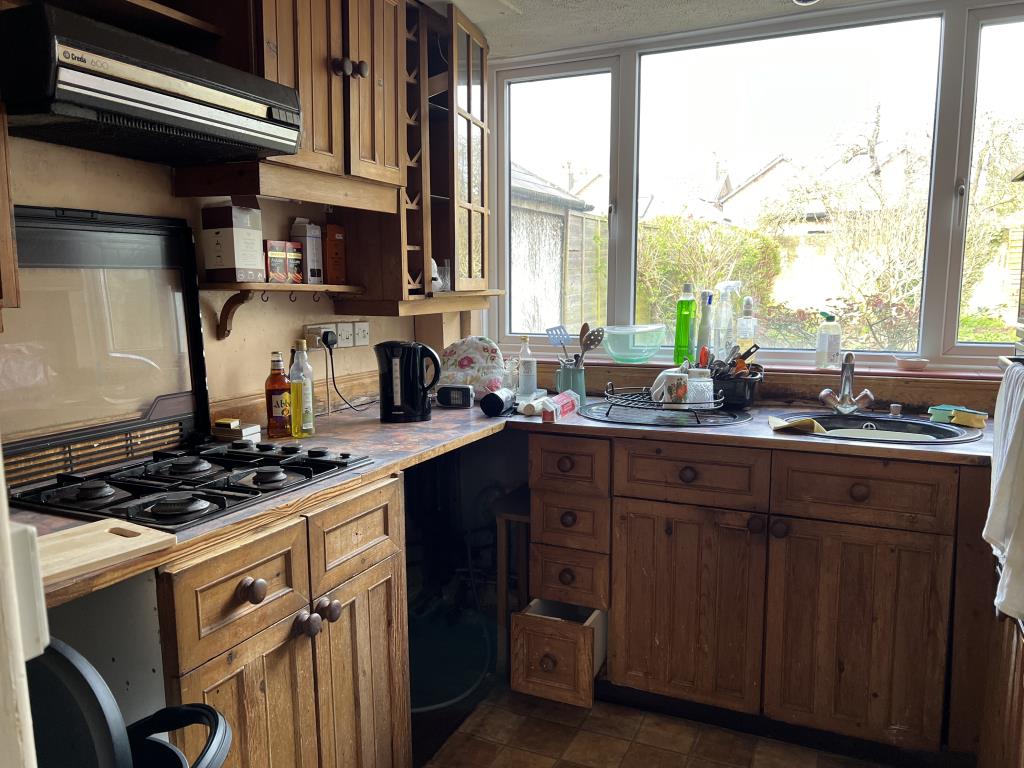 Lot: 19 - SEMI-DETACHED HOUSE WITH STRUCTURAL ISSUES - Kitchen looking into garden